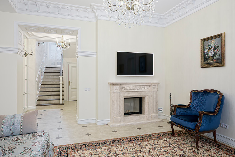 Небольшой камин в загородном доме