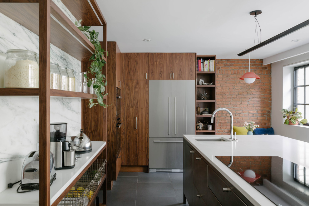Cette image montre une grande cuisine design en bois foncé avec un placard à porte plane, îlot et un sol gris.