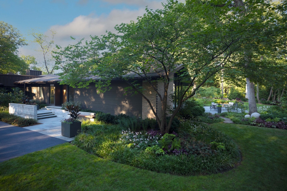 Geräumiger, Halbschattiger Retro Gartenweg im Sommer, neben dem Haus mit Natursteinplatten in Chicago