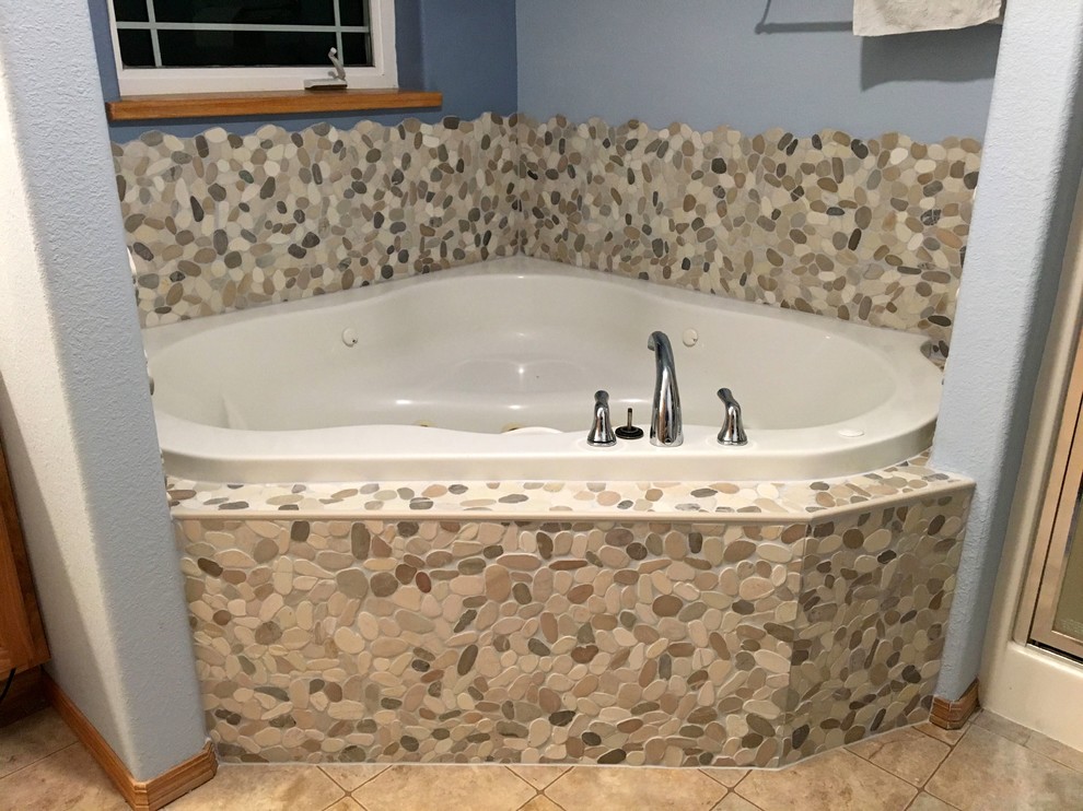 Bathroom - mid-sized rustic bathroom idea