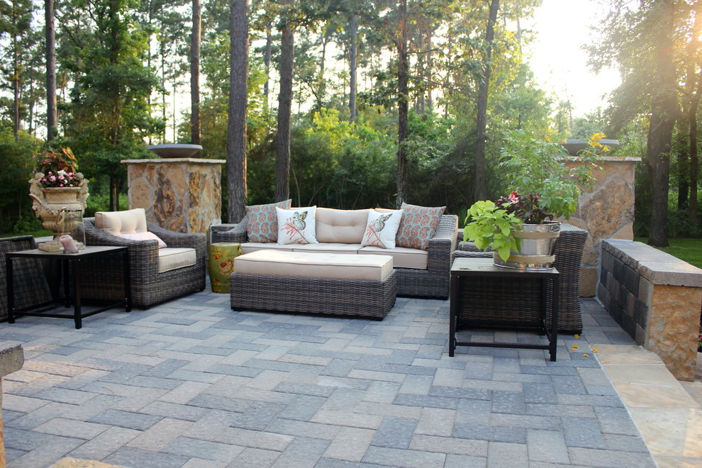 Example of a mountain style home design design in Houston