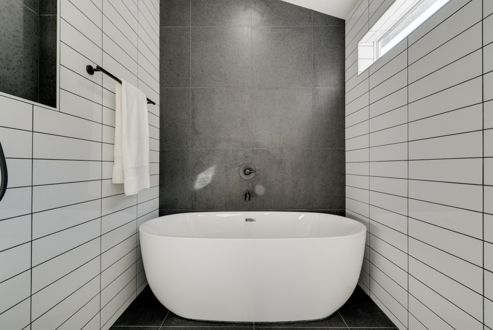 Ejemplo de cuarto de baño principal, doble y a medida vintage extra grande con armarios con paneles lisos, ducha abierta y encimera de cuarzo compacto