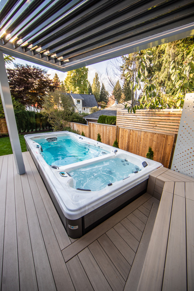 Transitional pool photo in Vancouver