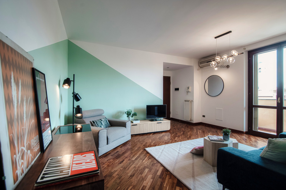 Foto de salón minimalista con paredes verdes, suelo de madera oscura y papel pintado