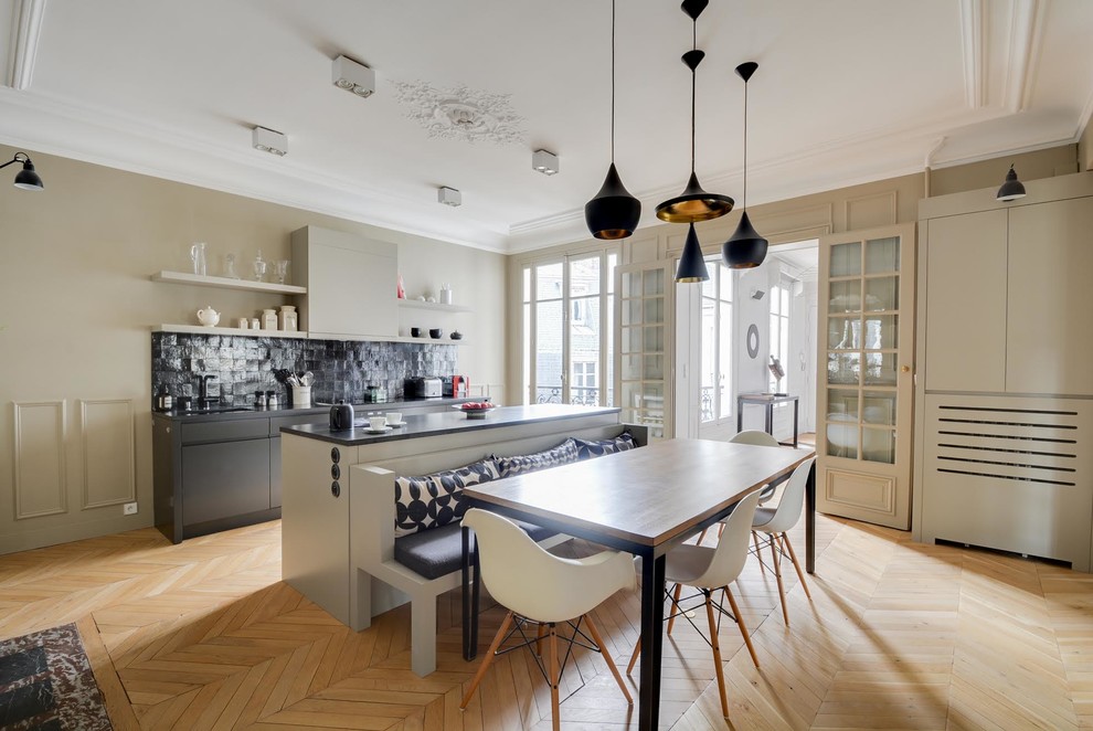 Inspiration for a transitional kitchen in Paris.