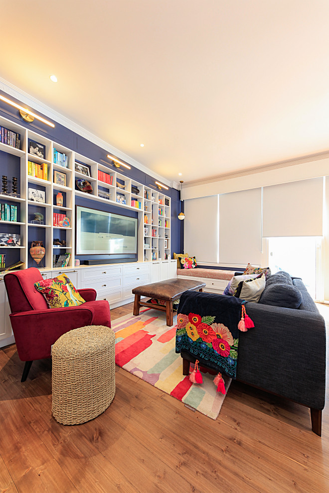 Ejemplo de salón clásico renovado de tamaño medio con paredes azules, suelo de madera en tonos medios y suelo marrón