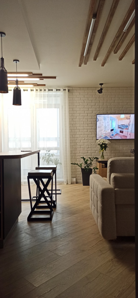 Современный интерьер с элементами лофта и сканди.