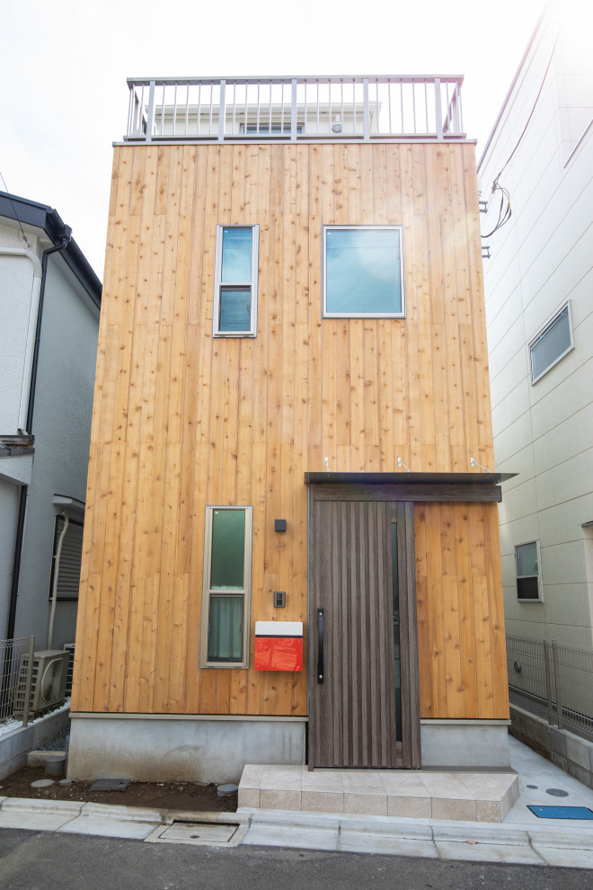 東京23区にあるお手頃価格の小さなラスティックスタイルのおしゃれな家の外観 (縦張り) の写真