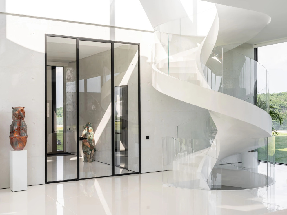 Cette image montre un escalier hélicoïdal minimaliste de taille moyenne avec des marches en pierre calcaire.