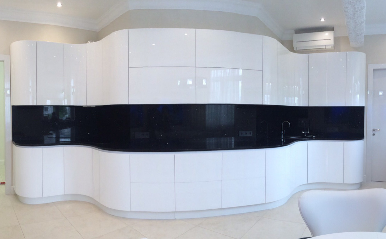 Кухня-волна, совмещенная с аквариумами