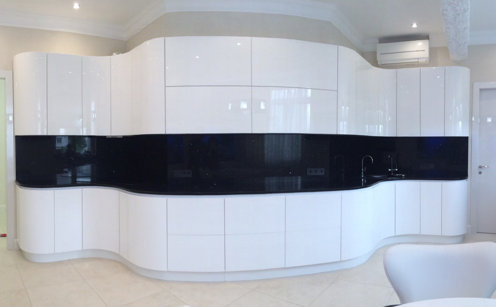 Кухня-волна, совмещенная с аквариумами