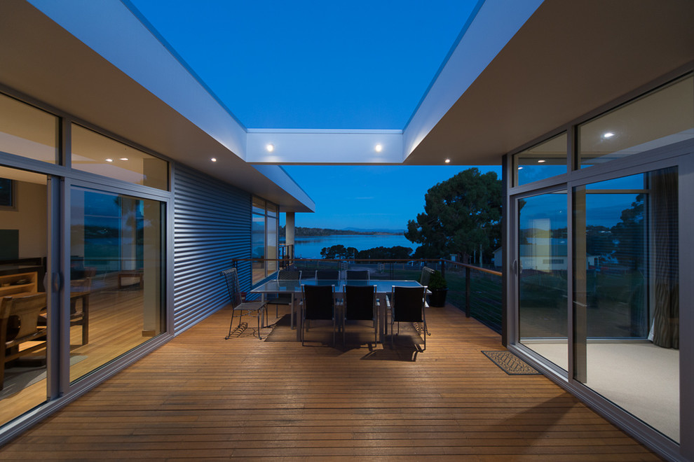 Contemporary deck in Hobart.