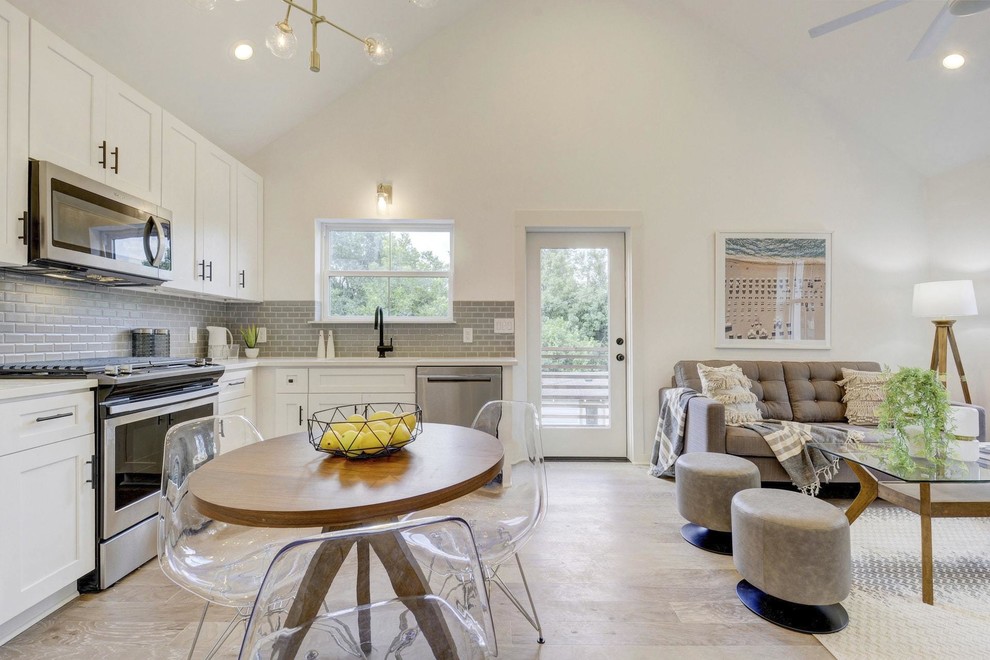 Kitchen - kitchen idea in Austin