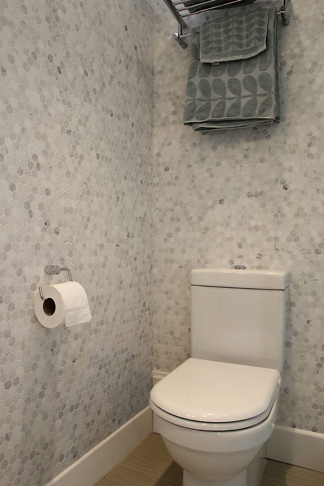 Idées déco pour un petit WC et toilettes classique avec WC séparés, un carrelage gris, mosaïque, un mur gris et un sol en vinyl.