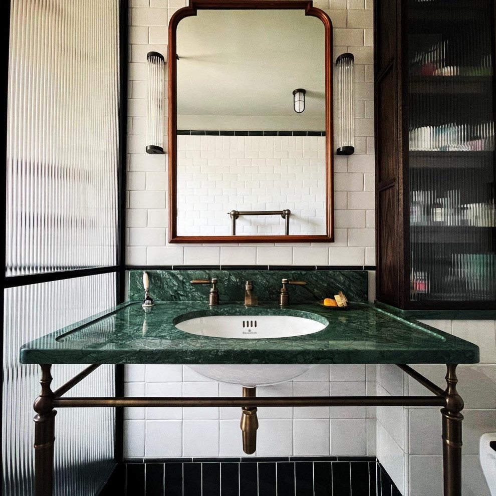 Стильный дизайн: ванная комната среднего размера в викторианском стиле с открытым душем, инсталляцией, зеленой плиткой, керамической плиткой, белыми стенами, полом из цементной плитки, душевой кабиной, накладной раковиной, мраморной столешницей, разноцветным полом, открытым душем, зеленой столешницей, тумбой под одну раковину, напольной тумбой и многоуровневым потолком - последний тренд