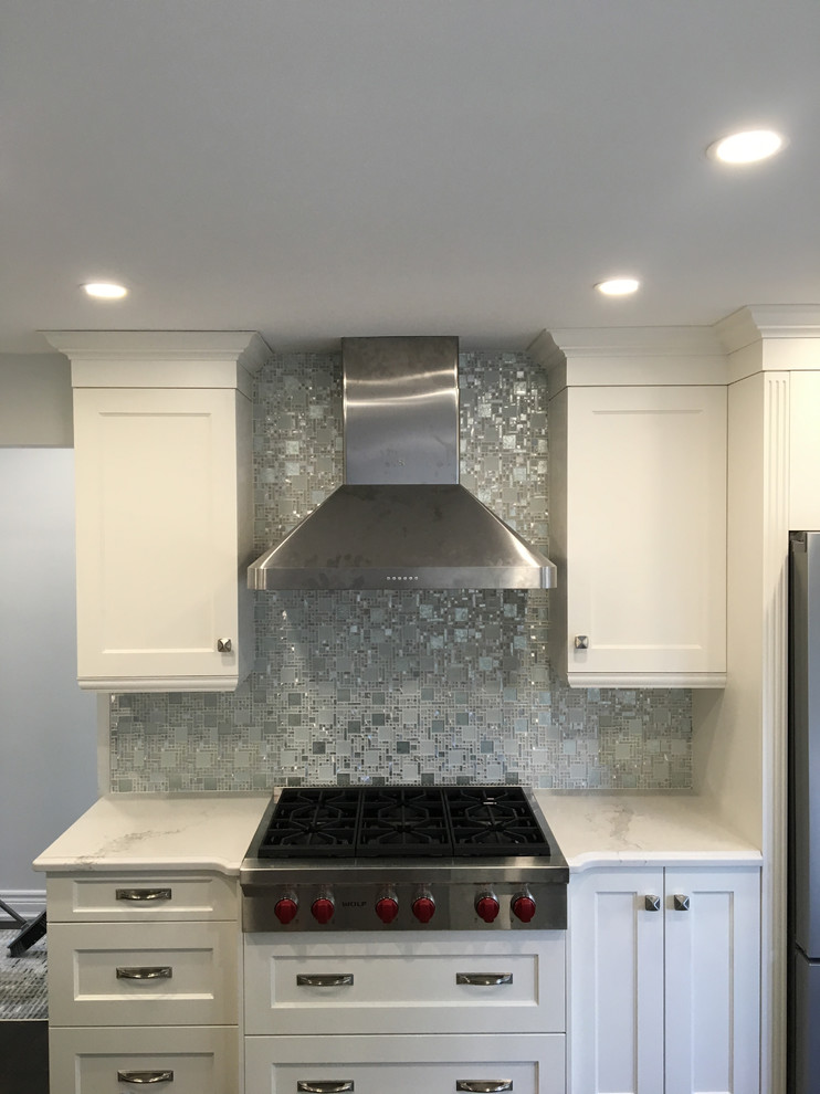 Inspiration for a transitional l-shaped kitchen remodel with an island