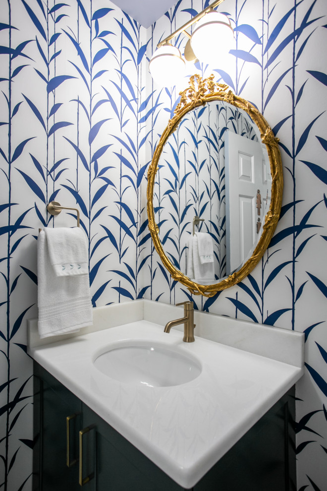 Свежая идея для дизайна: туалет среднего размера в стиле неоклассика (современная классика) с синими фасадами, полом из керамической плитки, врезной раковиной, мраморной столешницей, белой столешницей и обоями на стенах - отличное фото интерьера