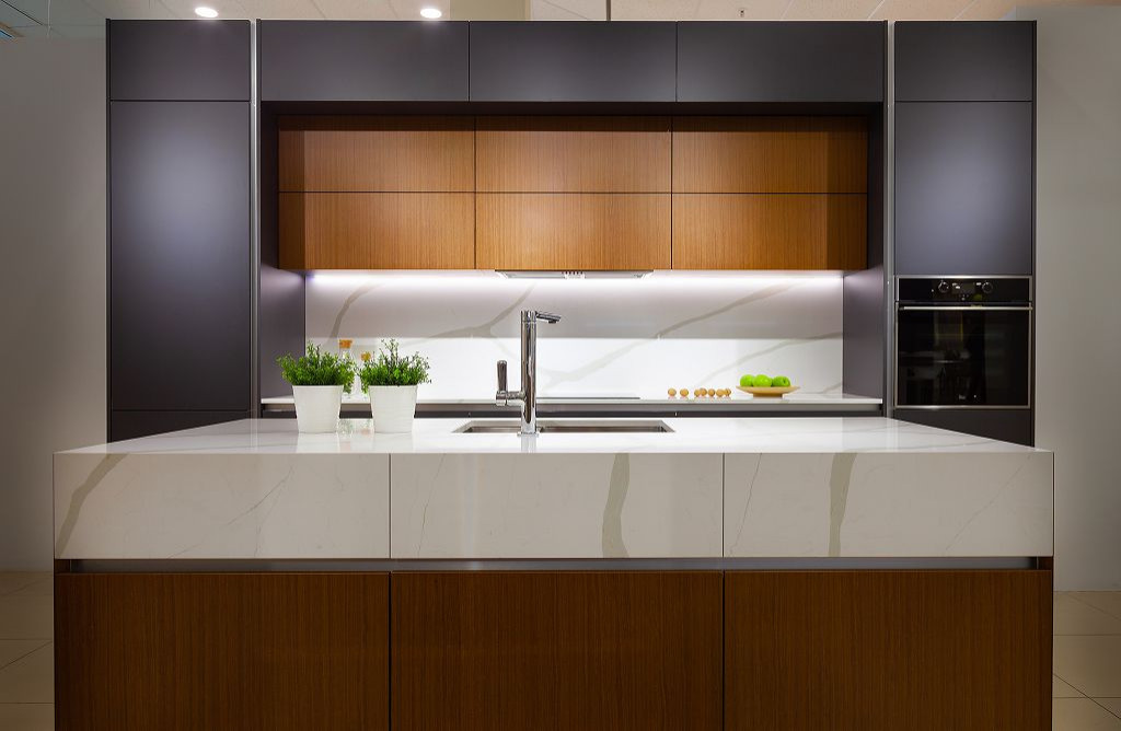 Кухонный гарнитур со столешницей из кварцевого агломерата