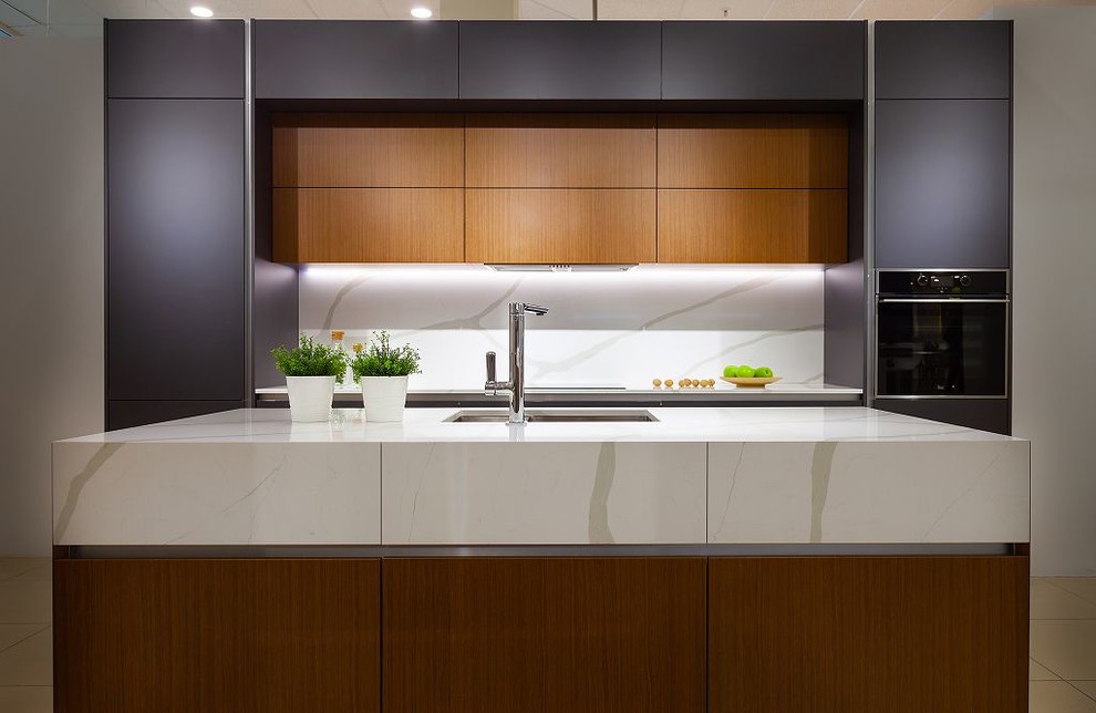 Кухонный гарнитур со столешницей из кварцевого агломерата