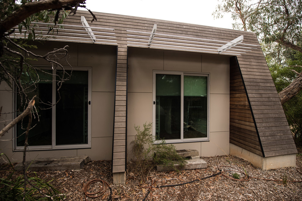 Inspiration for a mid-sized contemporary one-storey grey exterior in Melbourne with wood siding.