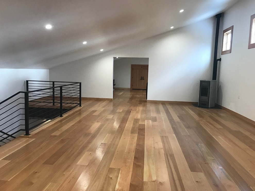 Example of a transitional home design design in Seattle