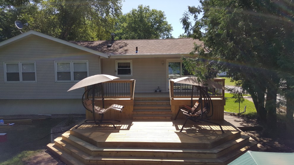 Example of an arts and crafts deck design in Cedar Rapids