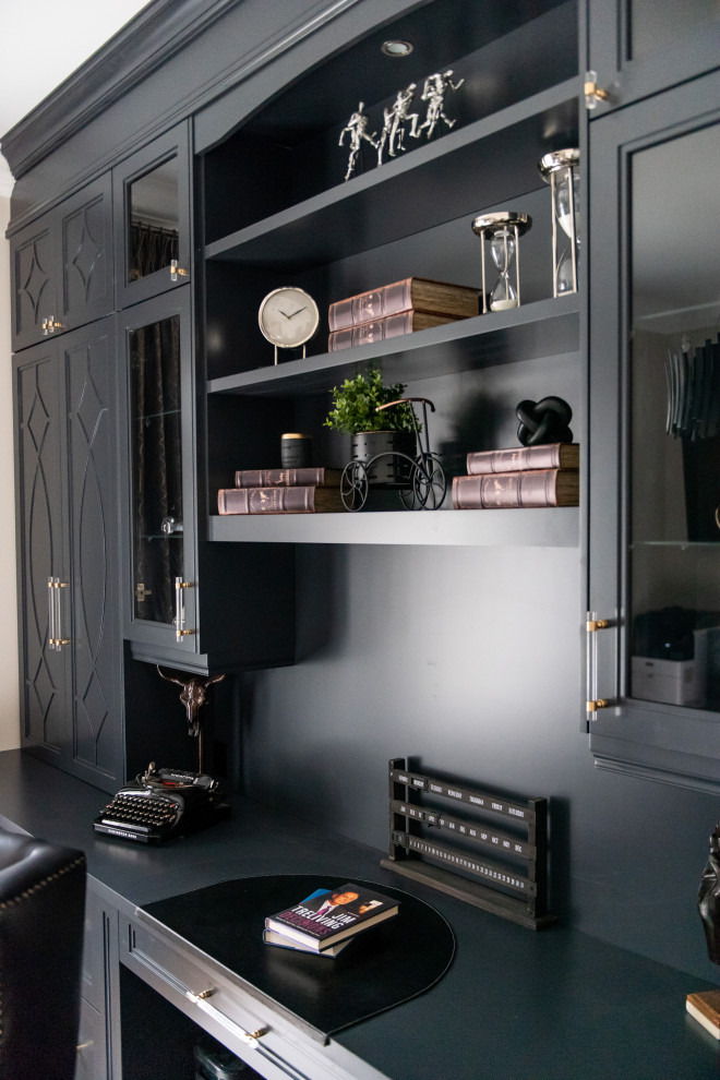 Example of a transitional home design design in Toronto