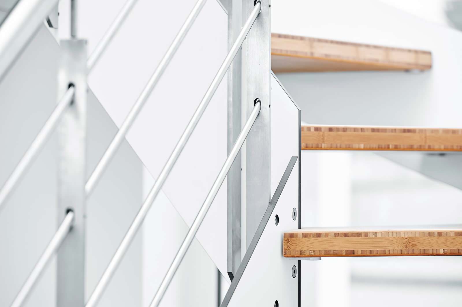 Лестница из бамбука с ограждением из нержавеющей стали