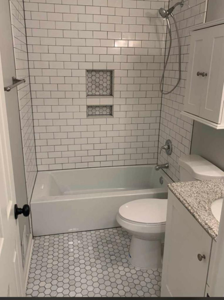 Пример оригинального дизайна: главная ванная комната среднего размера в стиле модернизм с открытыми фасадами, белыми фасадами, белой плиткой, столешницей из плитки, белой столешницей, тумбой под одну раковину и встроенной тумбой