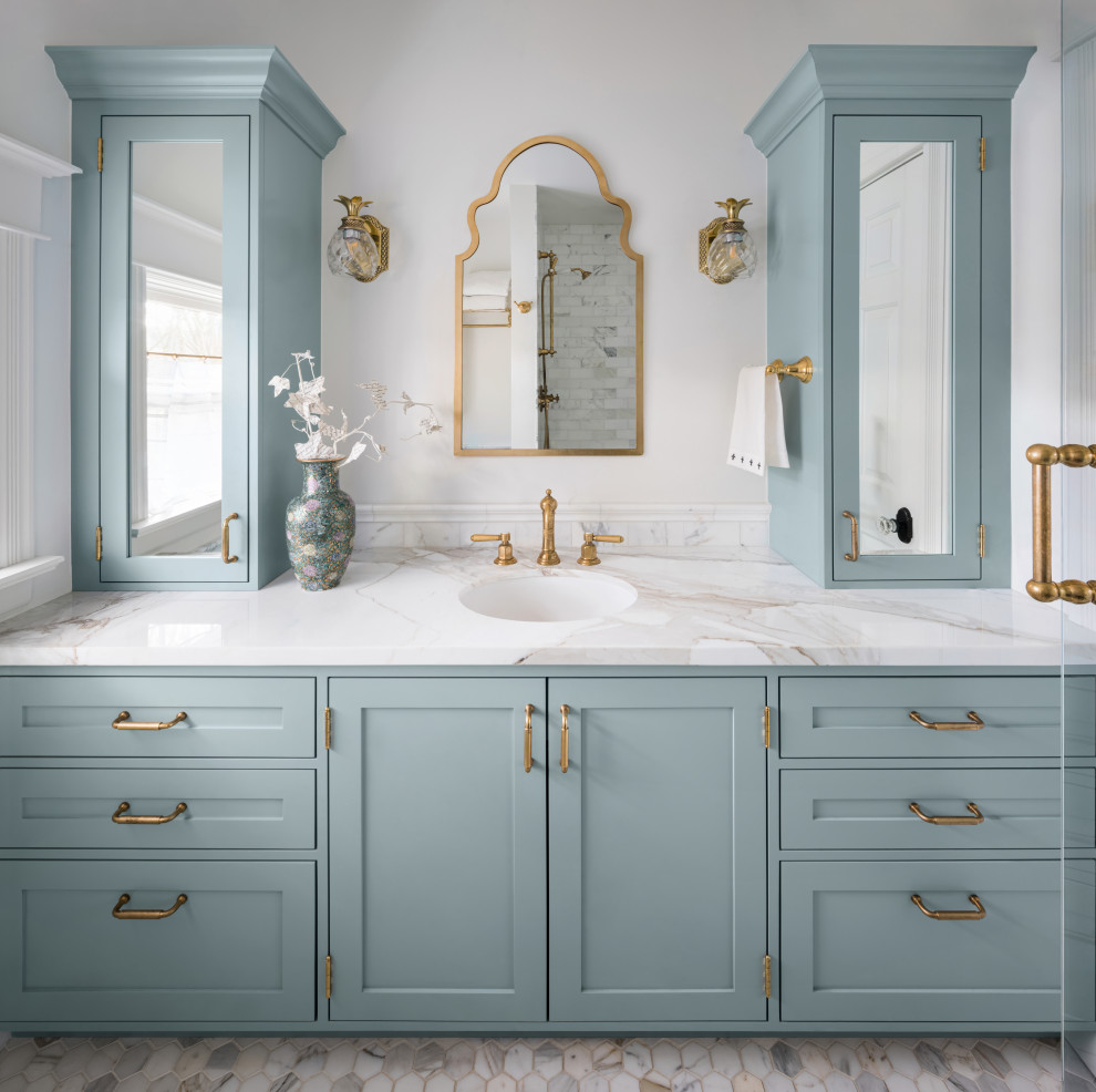 Esempio di una piccola stanza da bagno chic con ante blu, piastrelle bianche, piastrelle di marmo, pavimento in marmo, top in marmo, top bianco, un lavabo, mobile bagno incassato e ante in stile shaker