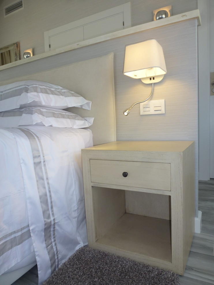 Foto de dormitorio principal romántico grande con paredes grises, suelo de baldosas de cerámica y suelo gris