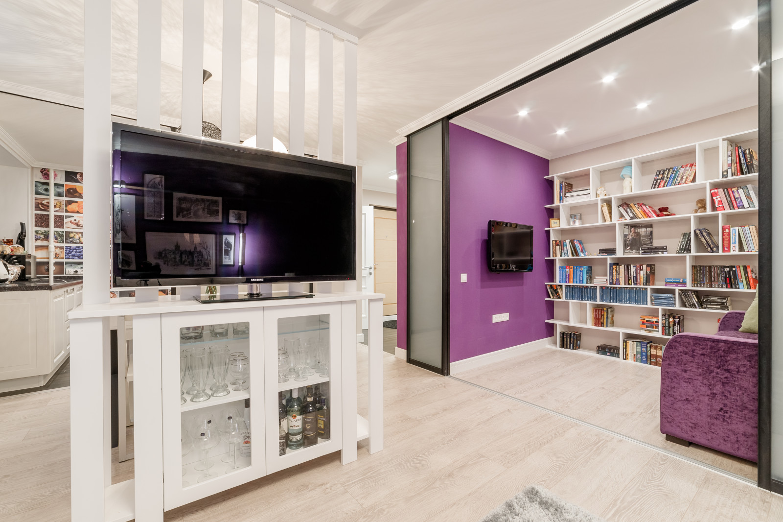 Глубокий винный цвет в интерьере стандартной двушки