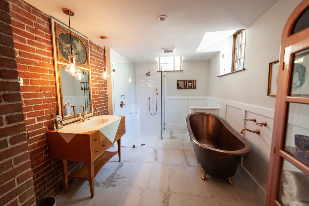 На фото: большая ванная комната в викторианском стиле