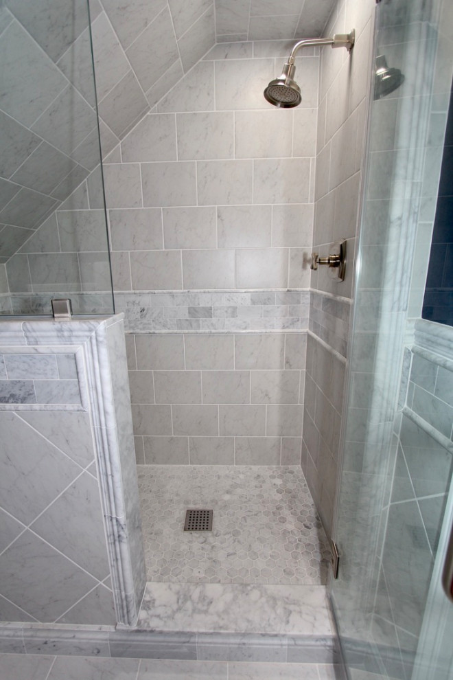 Свежая идея для дизайна: ванная комната среднего размера в классическом стиле с фасадами в стиле шейкер, темными деревянными фасадами, душем в нише, раздельным унитазом, белой плиткой, керамической плиткой, синими стенами, полом из керамической плитки, накладной раковиной, мраморной столешницей, белым полом, душем с распашными дверями, белой столешницей, сиденьем для душа, тумбой под одну раковину и напольной тумбой - отличное фото интерьера
