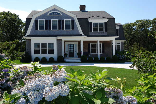 Gambrel Style Cape Home klassisk-hus-og-facade