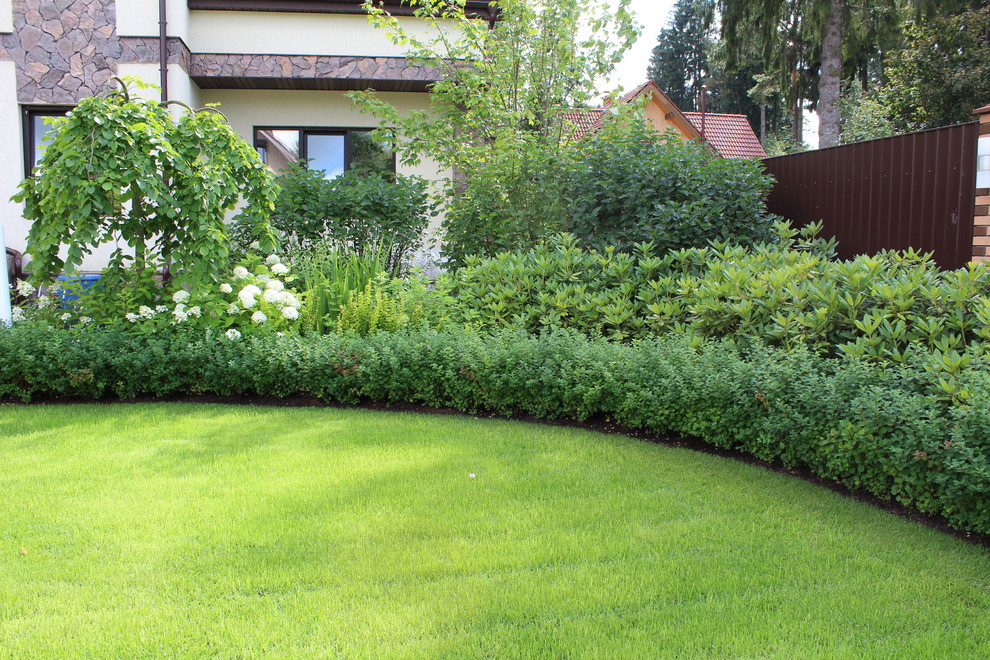 This is an example of a contemporary garden in Saint Petersburg.
