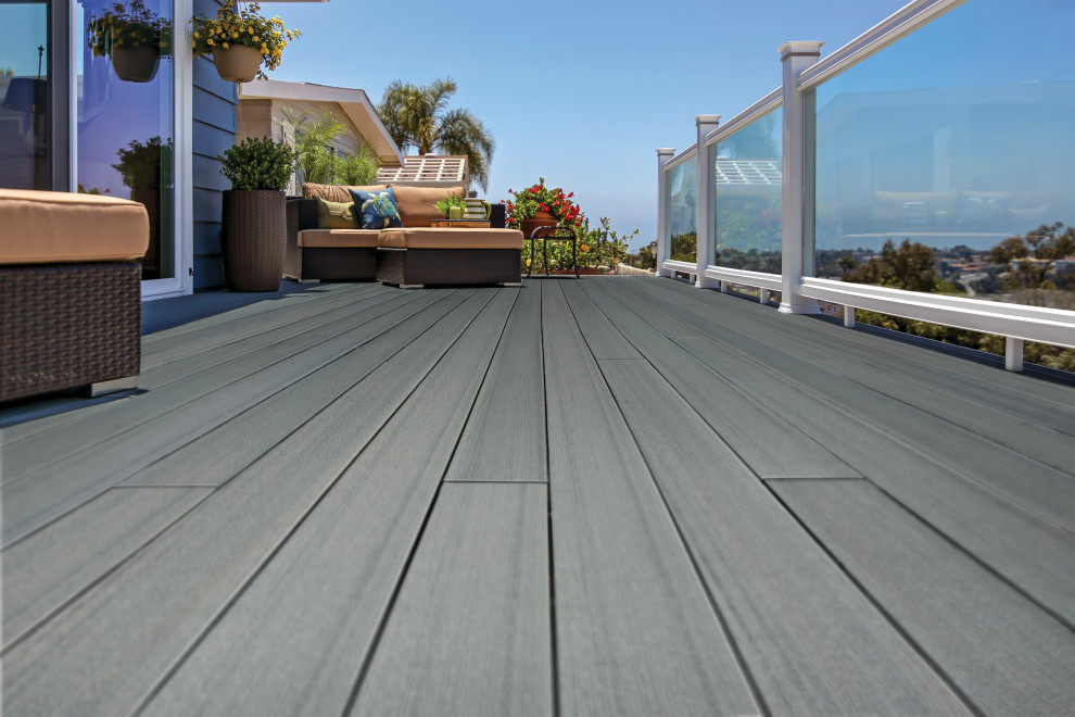 Inspiration for a mid-sized beach style backyard deck with no cover.