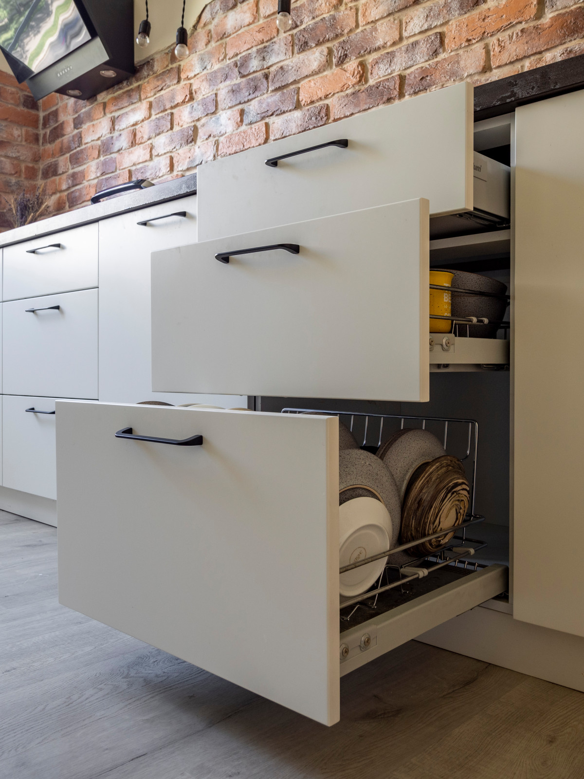 Кухня в стиле неоклассика без верхних модулей