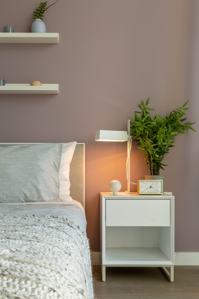 Свежая идея для дизайна: хозяйская спальня среднего размера в современном стиле с розовыми стенами, светлым паркетным полом и коричневым полом без камина - отличное фото интерьера