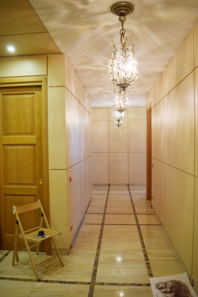 Idéer för mellanstora eklektiska hallar, med beige väggar, klinkergolv i porslin och beiget golv