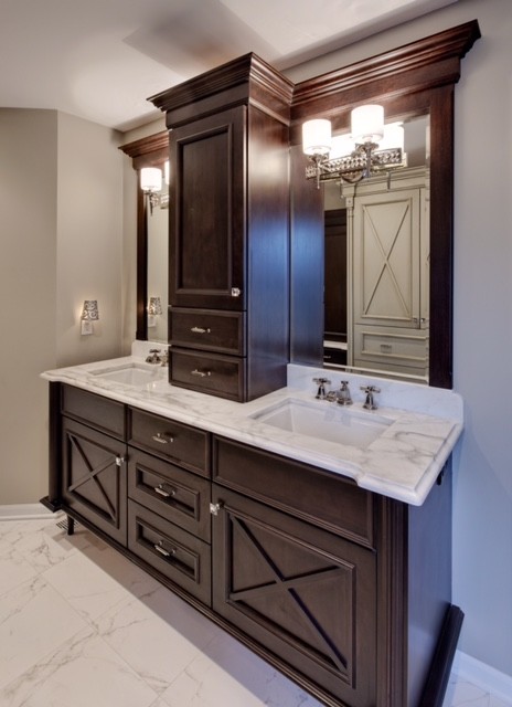 Inspiration for a mid-sized transitional home design remodel in Chicago
