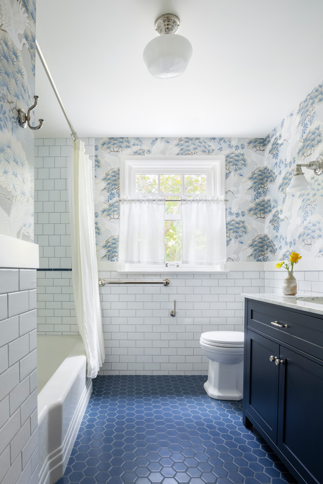 Idéer för ett litet klassiskt vit badrum, med skåp i shakerstil, blå skåp, ett badkar i en alkov, en dusch/badkar-kombination, en toalettstol med separat cisternkåpa, vit kakel, tunnelbanekakel, flerfärgade väggar, klinkergolv i keramik, ett undermonterad handfat, bänkskiva i kvarts, blått golv och dusch med duschdraperi