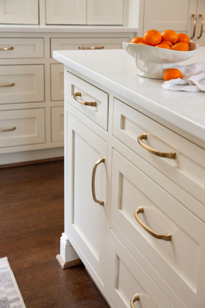 Kitchen - transitional kitchen idea