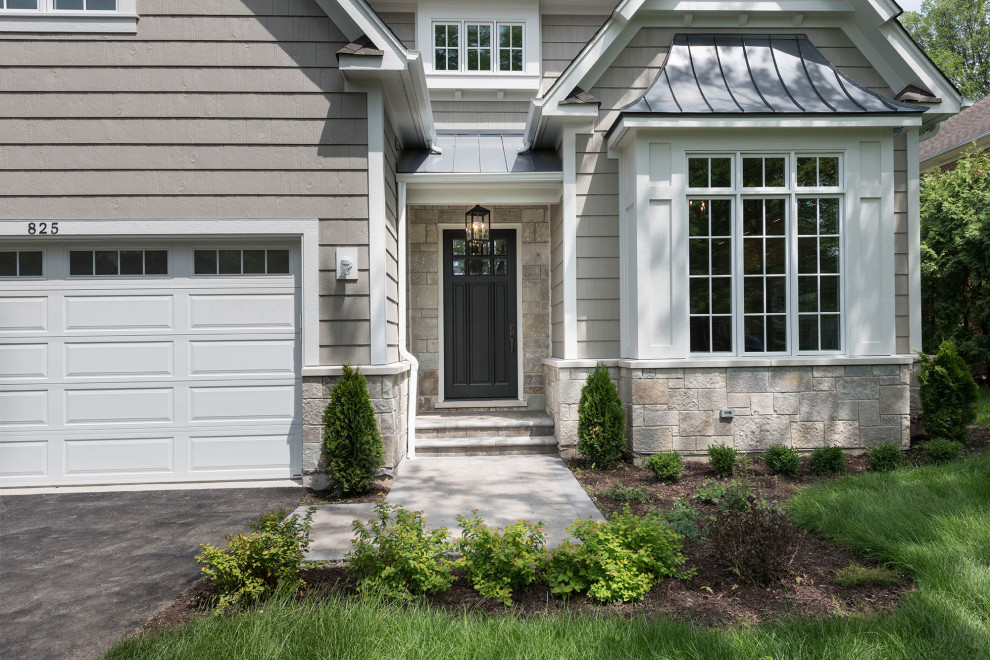 Example of a transitional home design design in Chicago