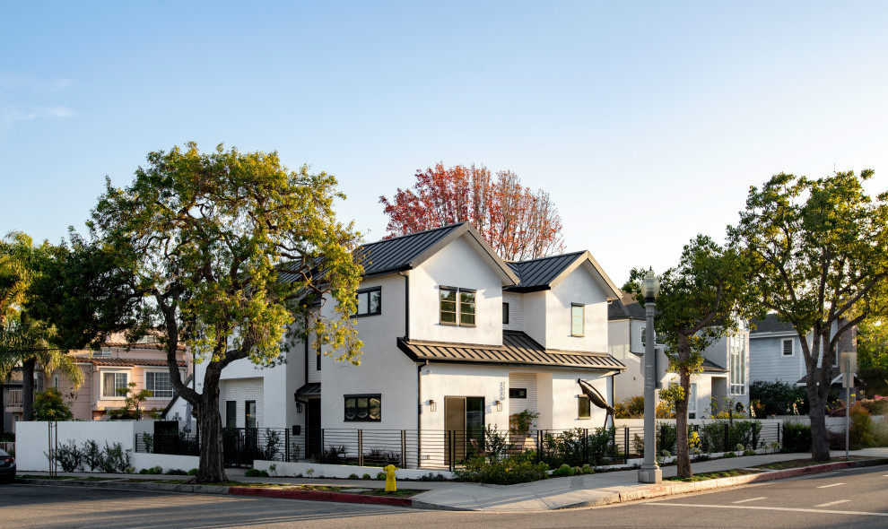 ロサンゼルスにあるお手頃価格の中くらいなコンテンポラリースタイルのおしゃれな家の外観 (漆喰サイディング) の写真