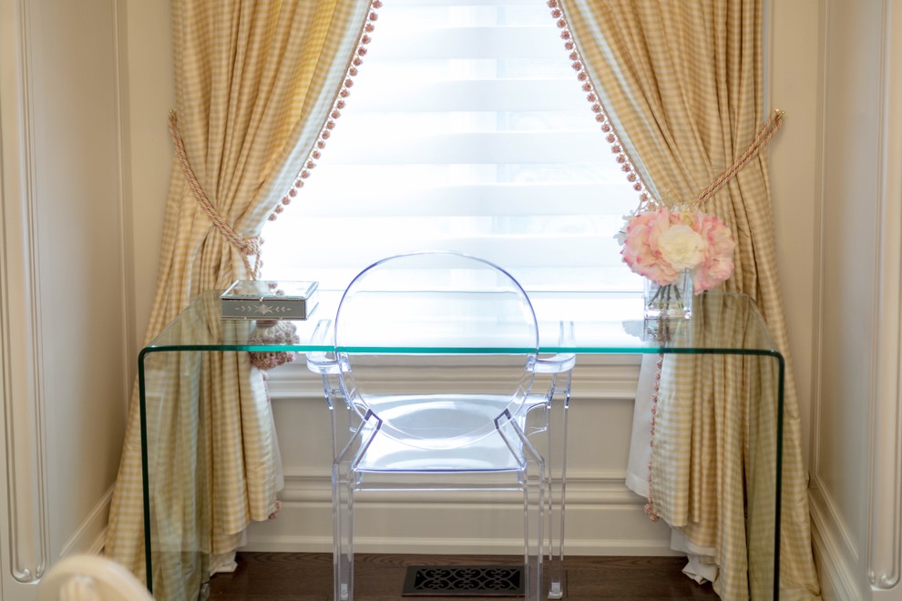 Example of a transitional home design design in Toronto