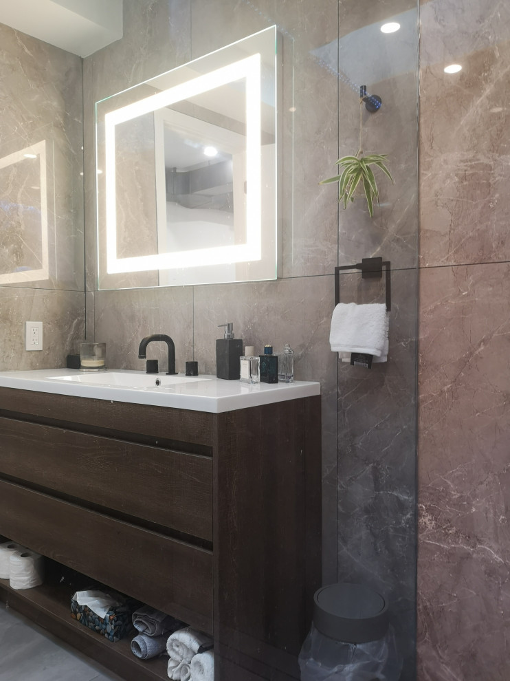 Modern inredning av ett mellanstort flerfärgad flerfärgat badrum med dusch, med släta luckor, skåp i mellenmörkt trä, ett undermonterat badkar, en kantlös dusch, en toalettstol med hel cisternkåpa, grå kakel, porslinskakel, grå väggar, klinkergolv i porslin, ett fristående handfat, bänkskiva i kvartsit, grått golv och med dusch som är öppen