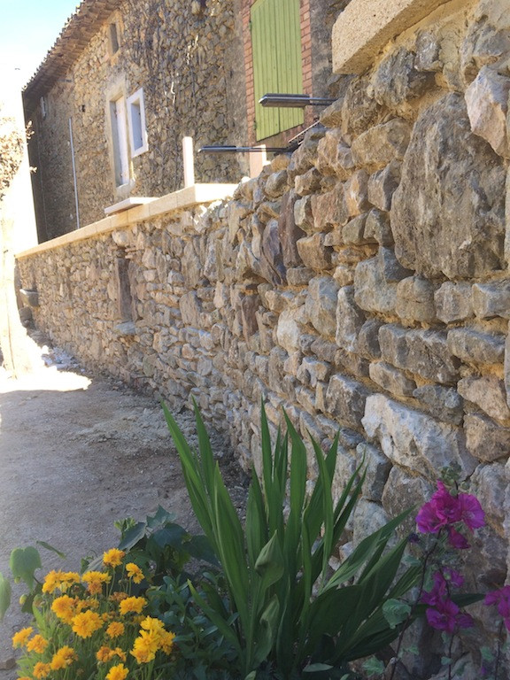 une maison avec piscine à Uzes
