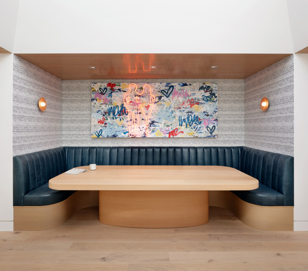 Imagen de comedor actual con paredes grises, suelo de madera clara, suelo beige, madera y papel pintado