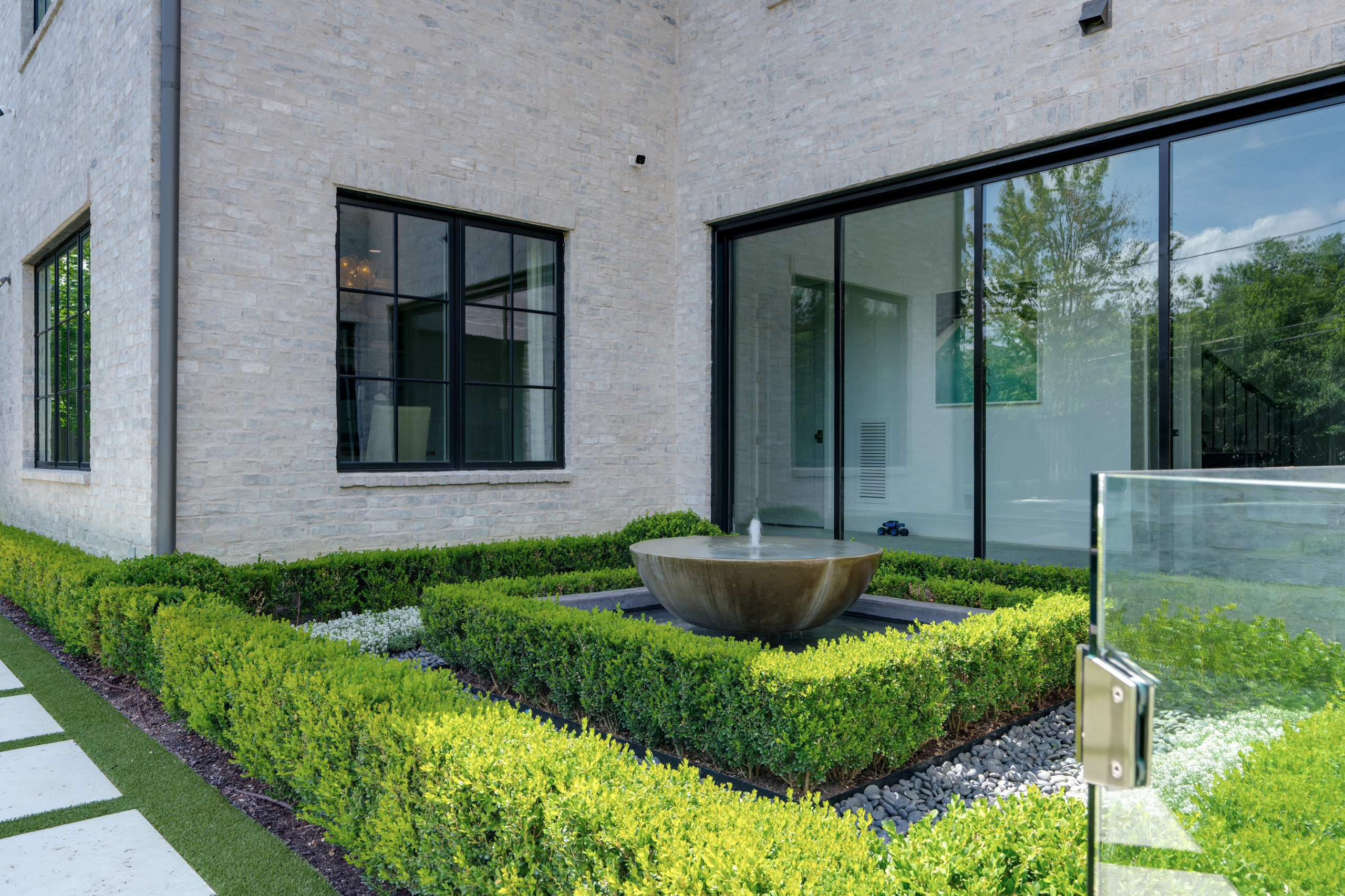 BLUFFVIEW MODERN OASIS